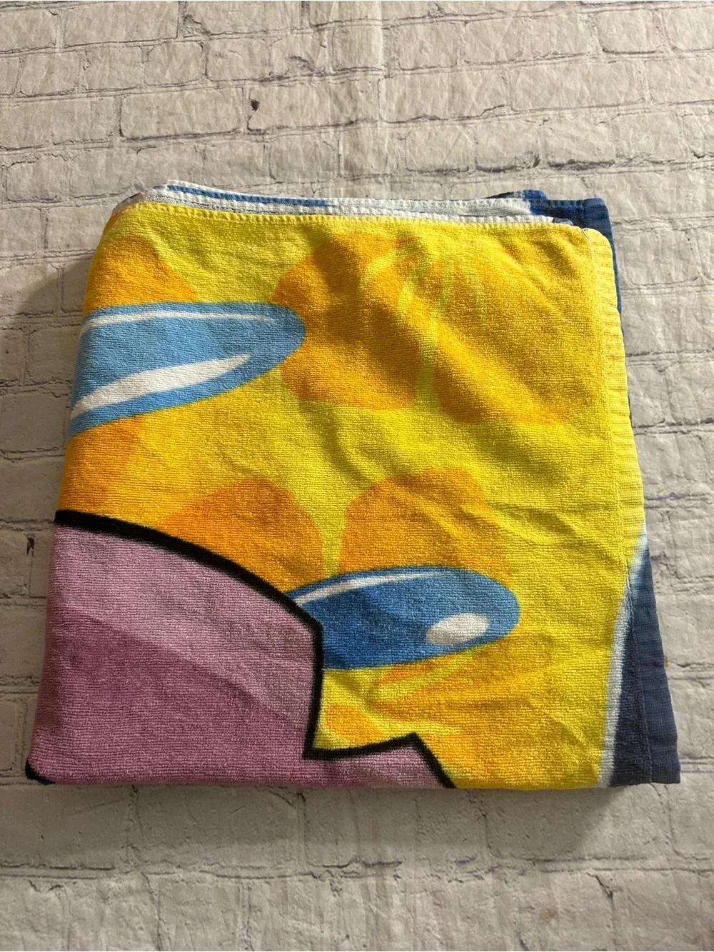 THE DISNEY STORE ALIEN SURF BEACH GRAPHIC STITCH RIDING A SURFBOARD TOWEL